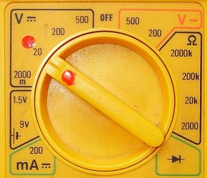 Das Multimeter muss wie hier abgebildet auf 20 V Gleichstrom eingestellt werden. - Image Credit: Cjp24